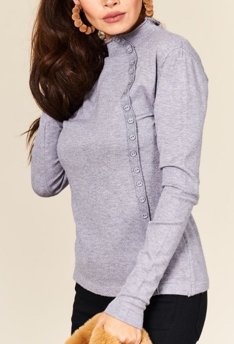 Stylowy sweterek ze stójką i guzikami kolory uni