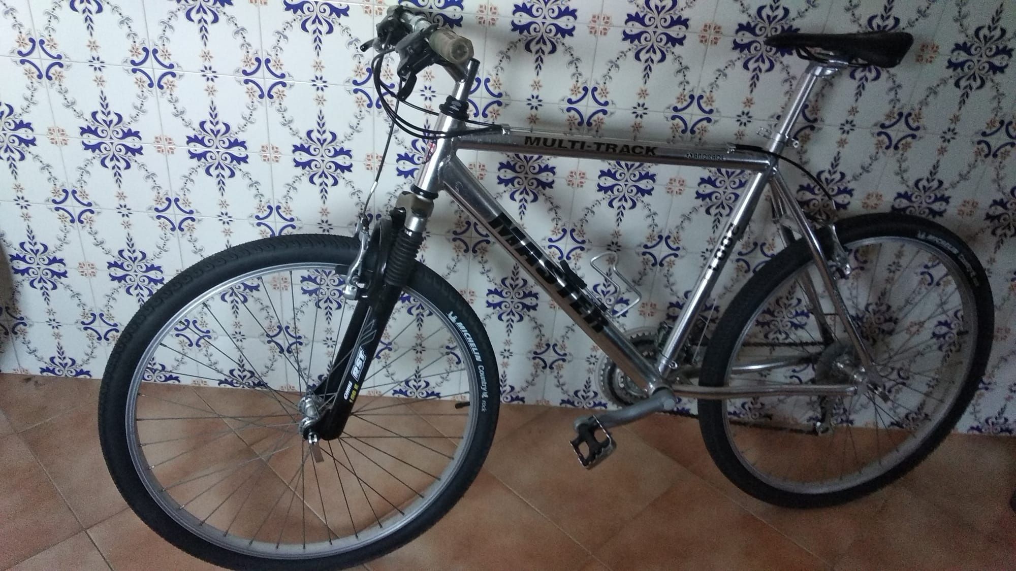 Bicicleta com pouco uso