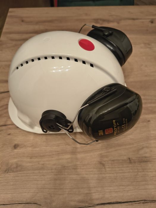 Kask ochronny biały z nausznikami 3M