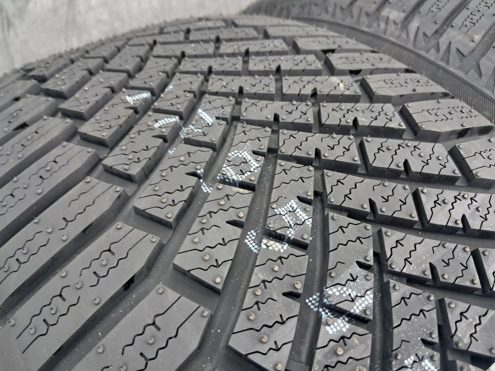 Резина зимова, НОВА, 275/45 R21 Yokohama BluEarth Winter V906
