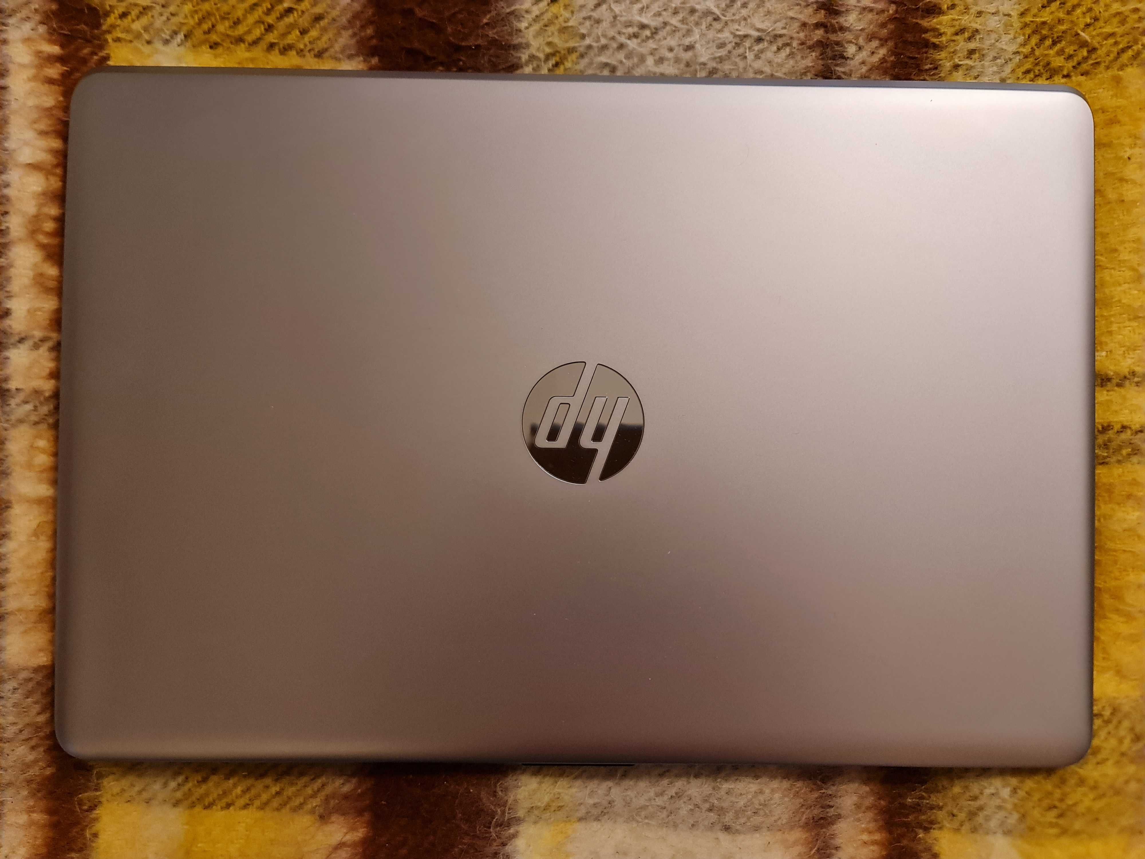 Laptop HP TPN-C129 15,6" Intel Core i3-6006U 4 GB / 1000 GB srebrny