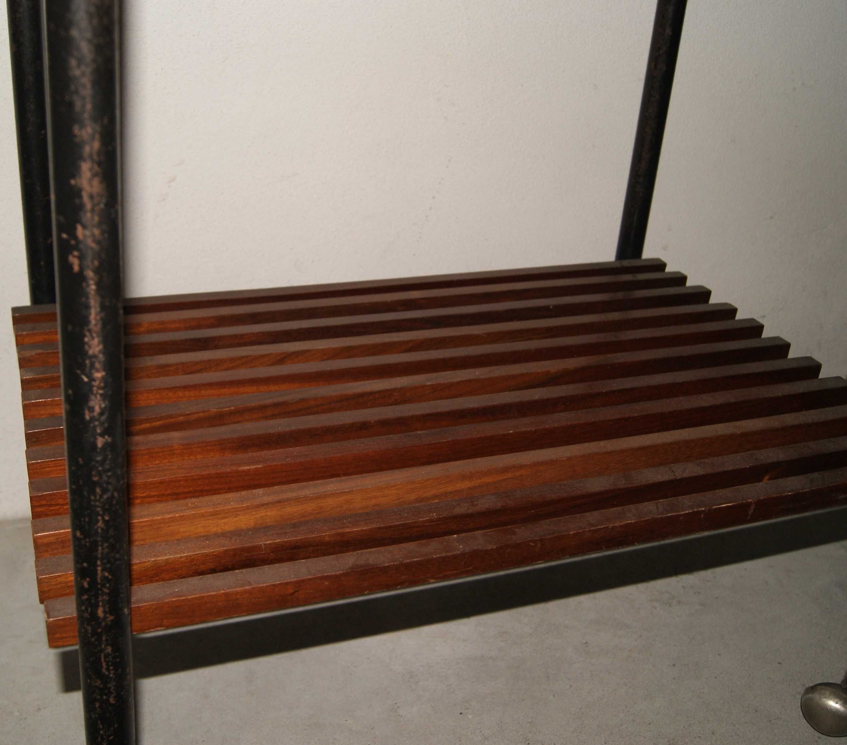 Mesa com rodas antiga