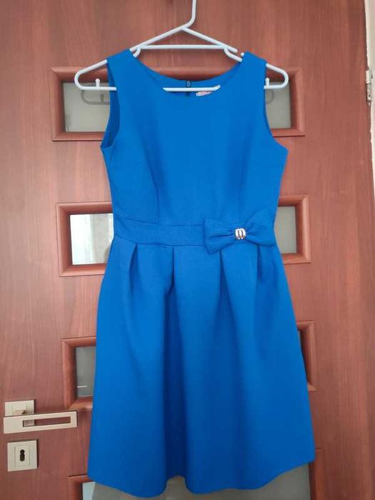 Elegancka, niebieska sukienka