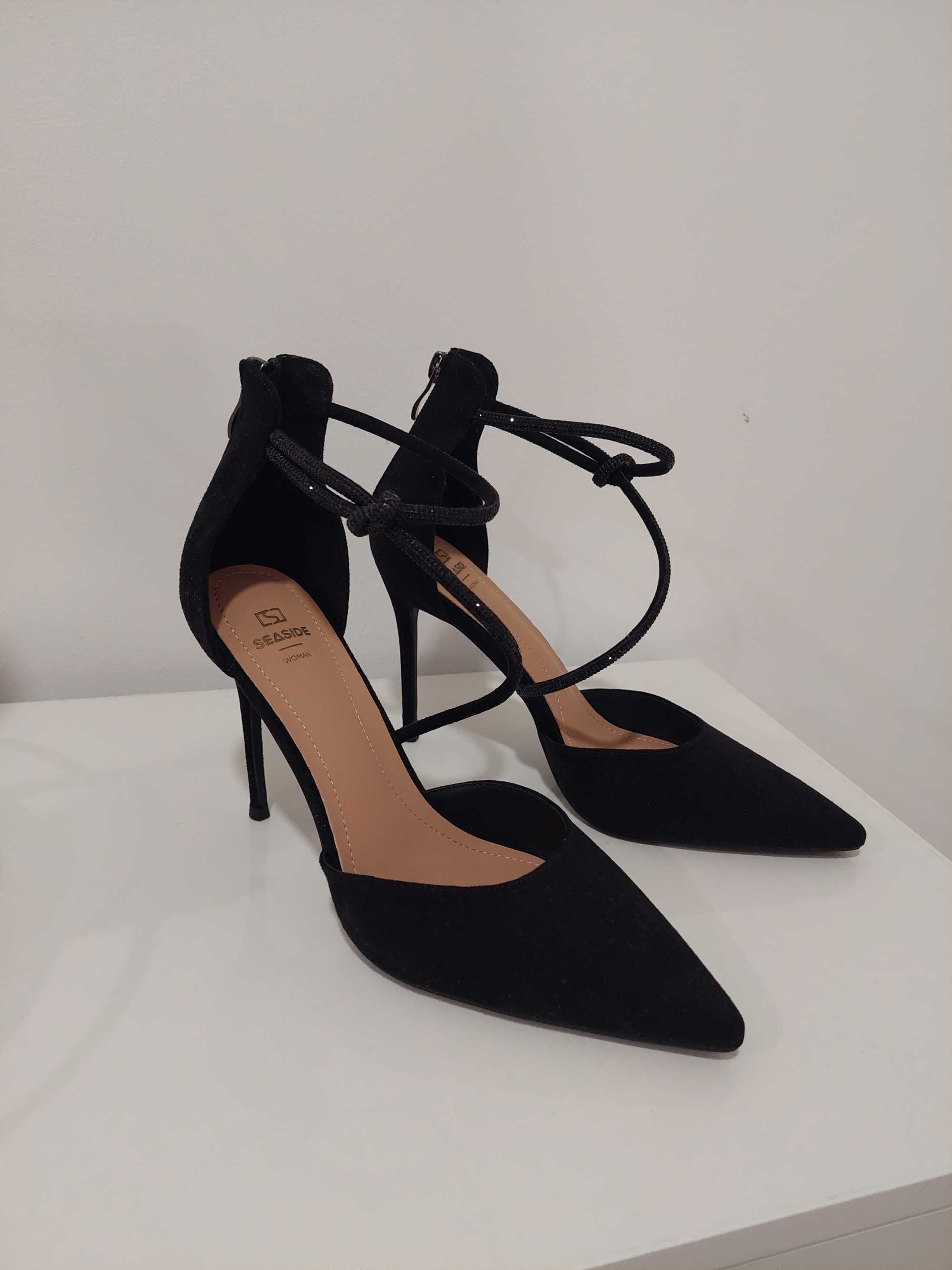 Sapatos de salto alto elegantes