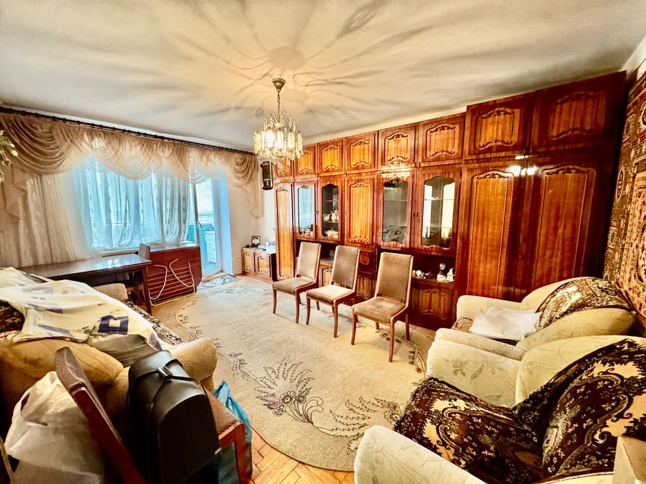 Продається 4-кімнатна квартира смт. Заводське