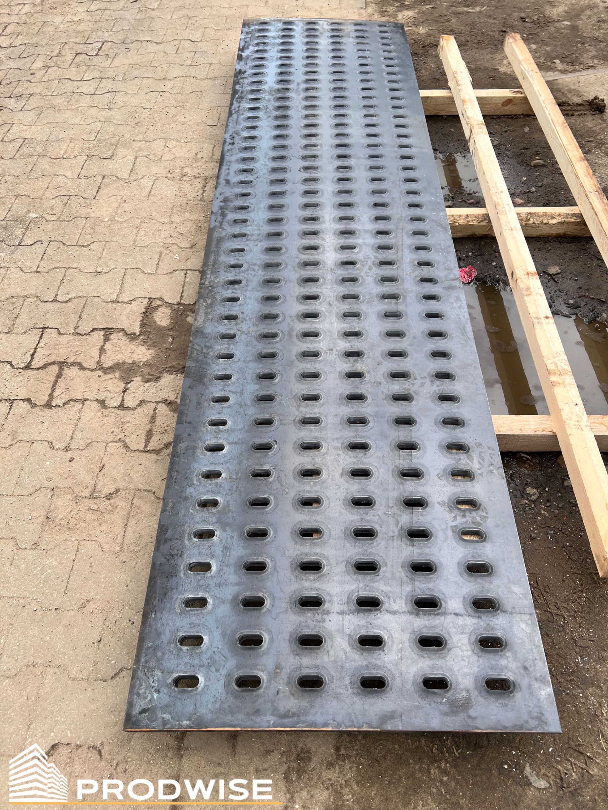 Blacha stalowa otworowana Lohr 750 x 3000mm / 3m (na przyczepy lawety)