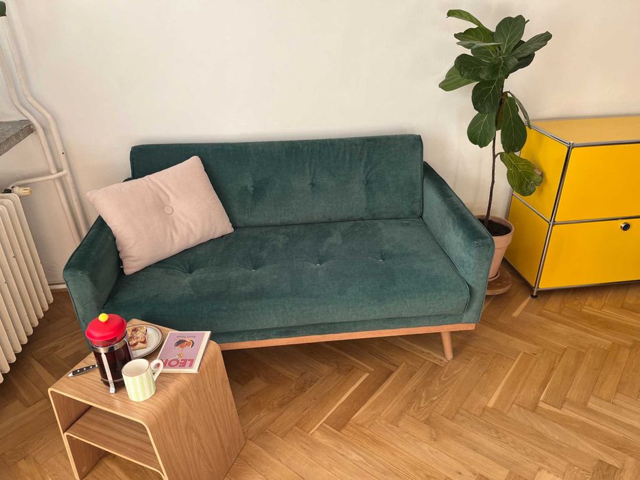 Sofa Klematisar (scandicsofa) 2-os. welur Delux Peacock, drewno bukowe