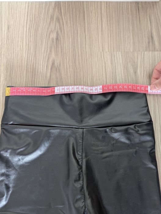 Calças leggings imitação pele NOVAS nunca vestidas. Tamanho S