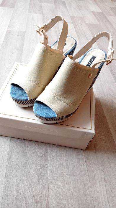 Beżowe koturny damskie