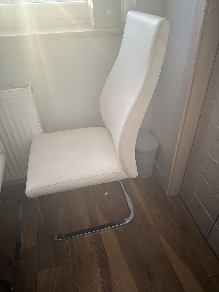 Krzeslo - białe z ekoskóry