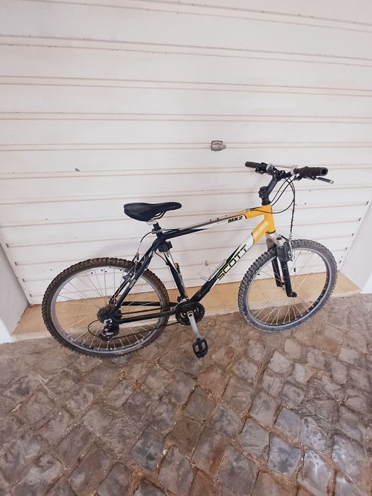 Bicicleta BTT SCOTT Voltage e oferta  de  mais  duas rodas de substitu