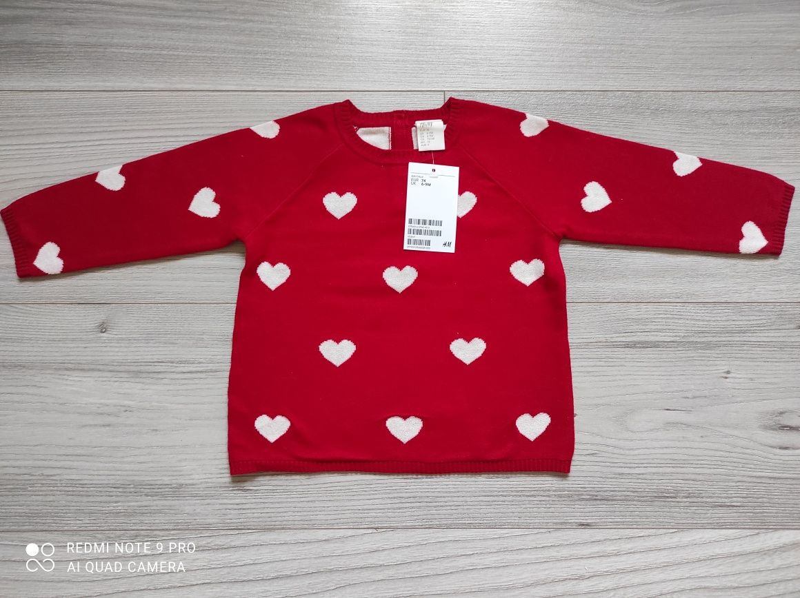 Czerwony sweterek w serduszka H&M 74