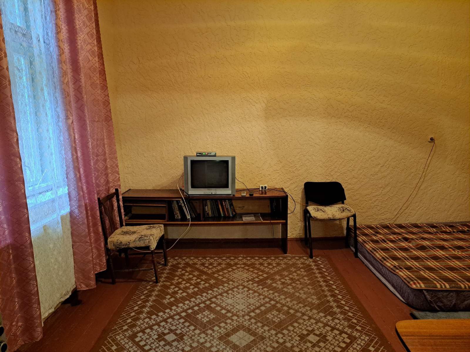 Здається будинок в тихому центрі з паркомістом.