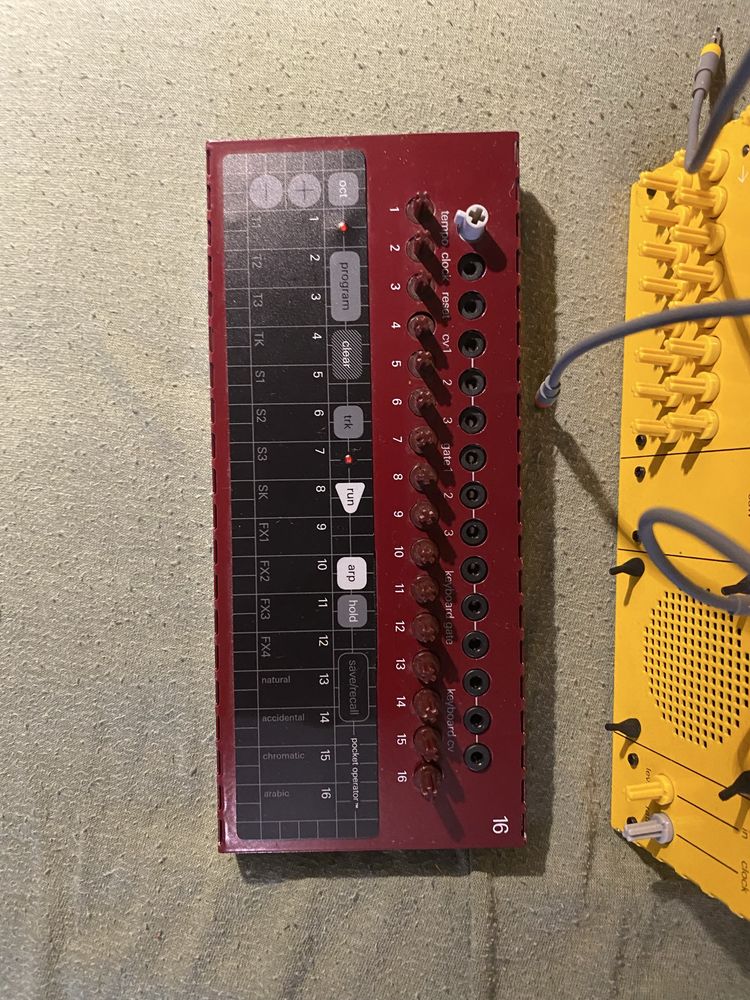 Teenage engineering syntezator analogowy