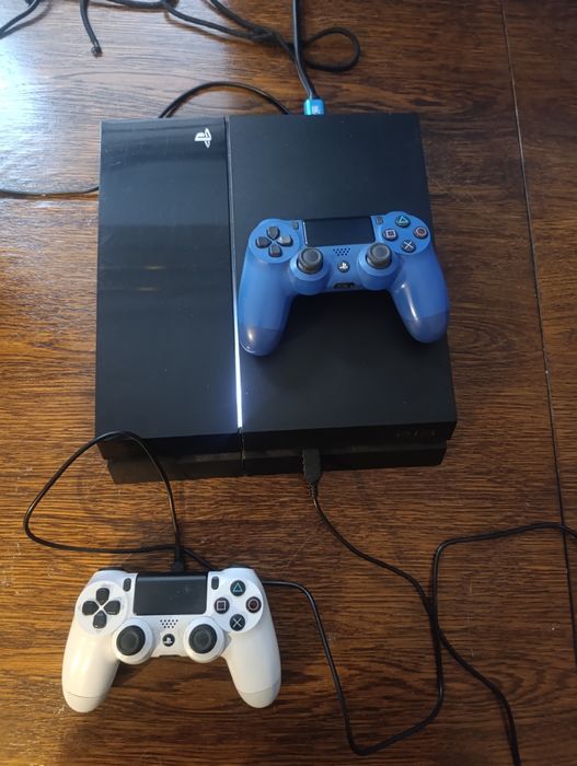 Ps4 1T plus 2 komtrolery