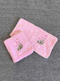 Komplet różowych ręczników w kwiaty