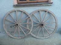 Koła wóz bryczka armata stare zabytkowe beczki lampa wózek