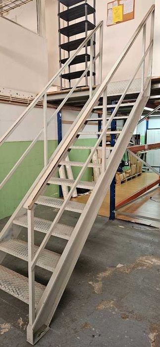 Escada Metálica com 2.30Mt de altura e  85cm de largura