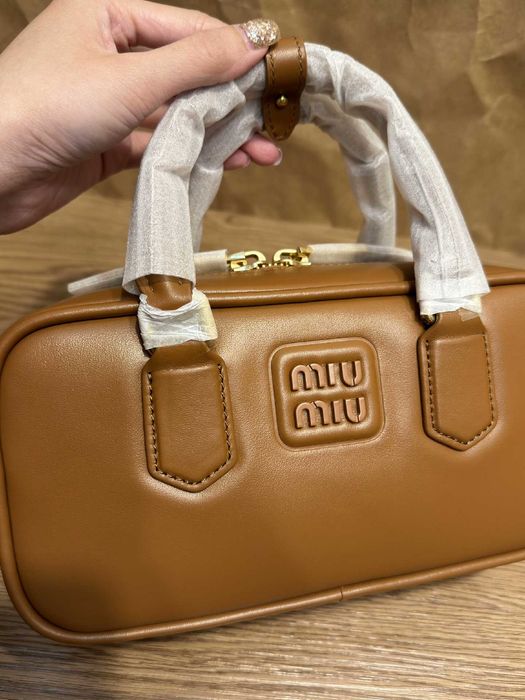 Nowy MiuMiu Koszulek Brązowy - Skóra Naturalna i Modny Design