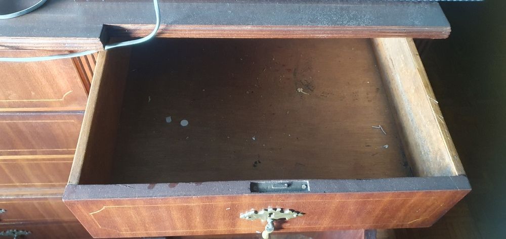 Aparador antigo em madeira maciça: conjunto com cristaleira disponível