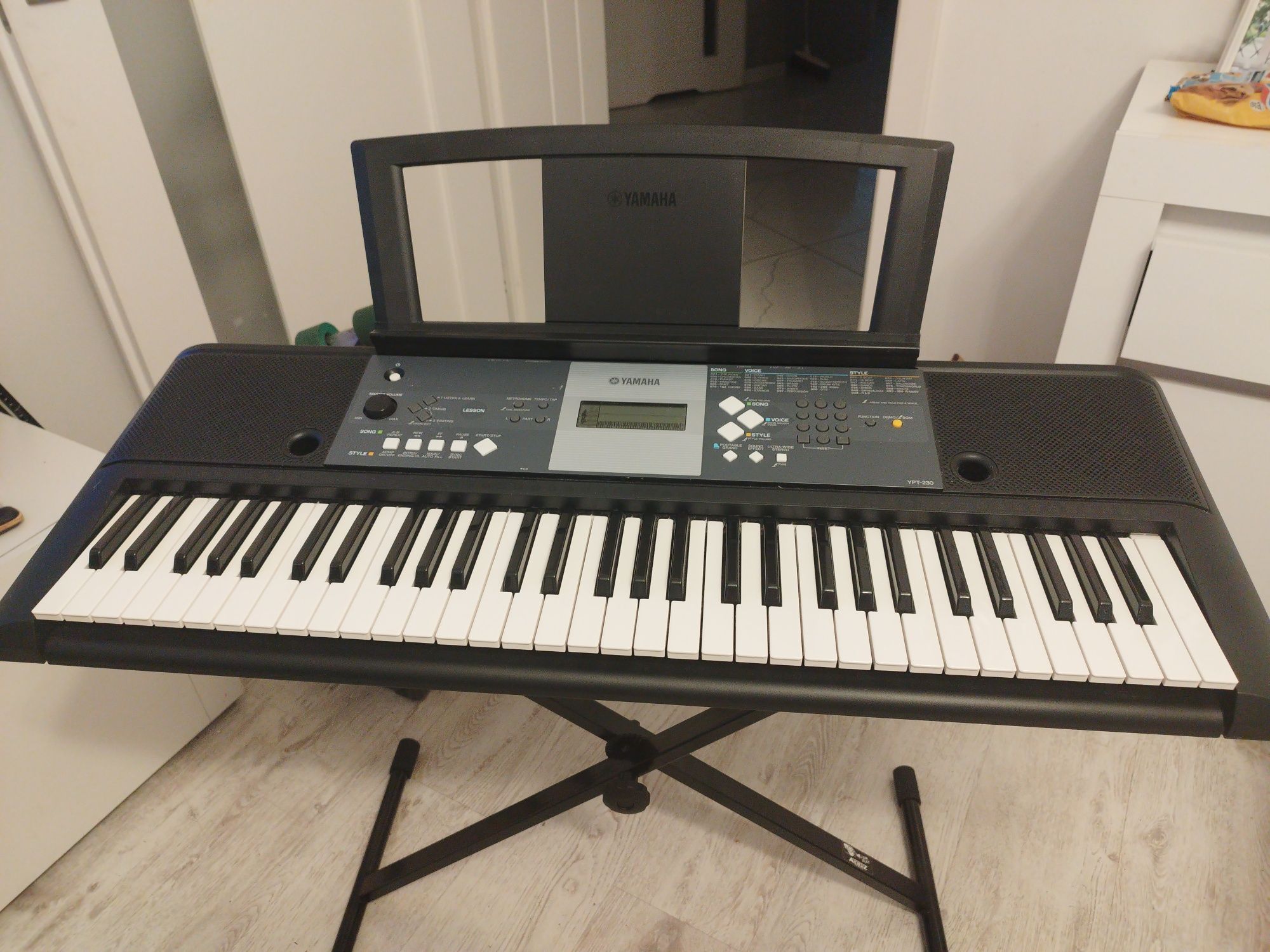 Yamaha, model YPT-230.