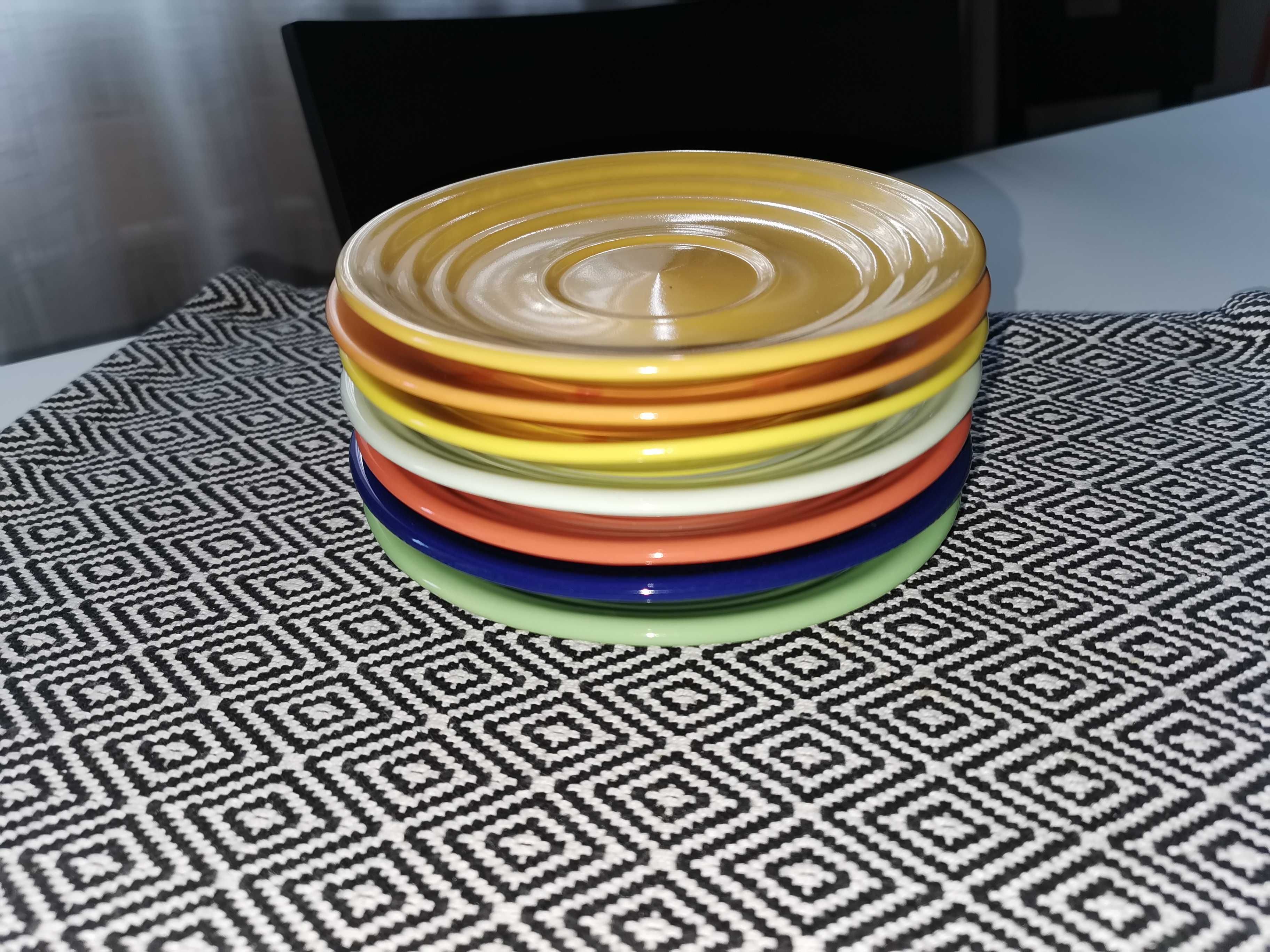 Kolorowe posiłki w plenerze turystyka naczynia