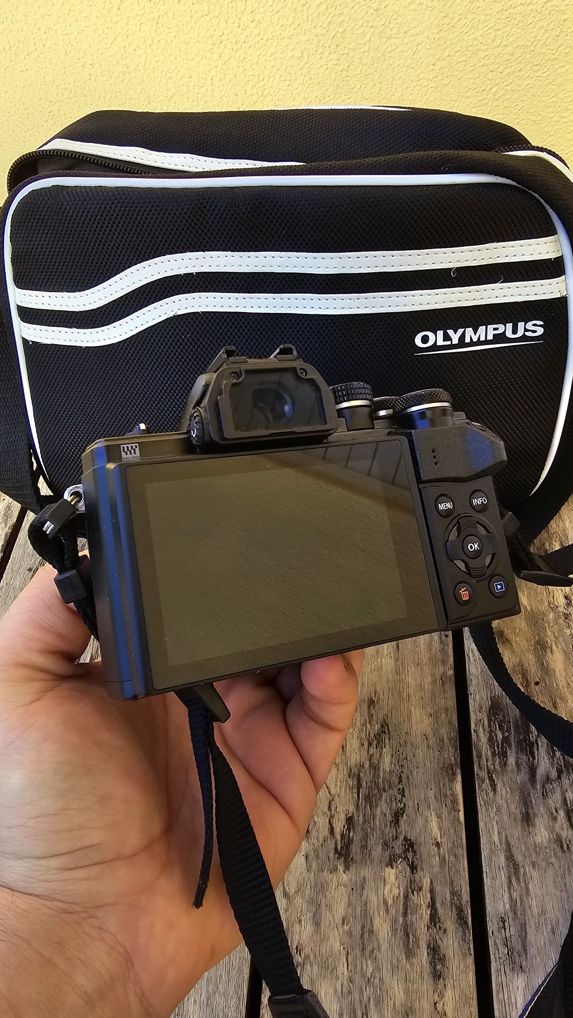 Olympus OM-D E-M10 Mark 2 Trip Kit