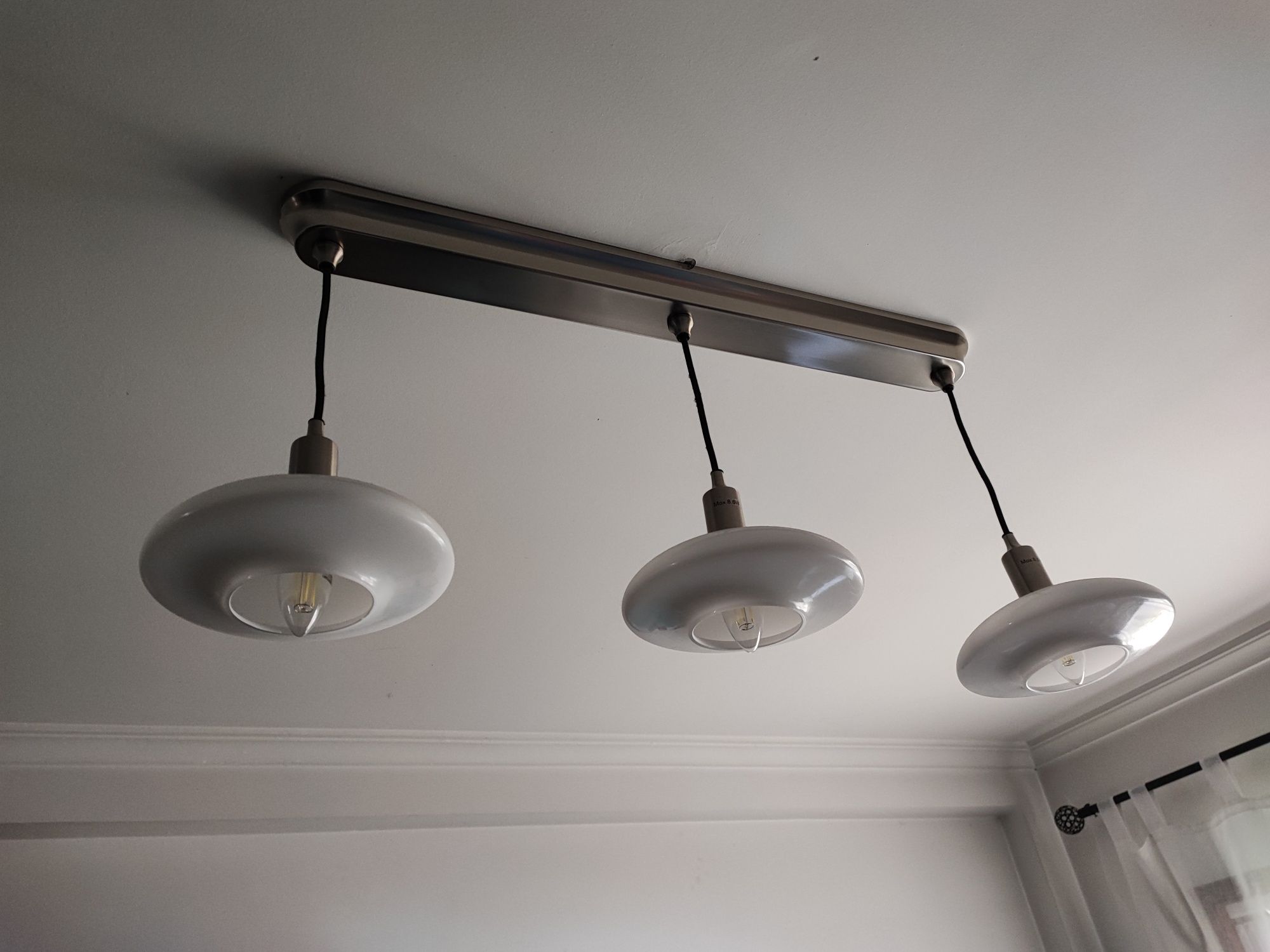 Candeeiro Tallbyn triplo suspenso preto opala vidro 89cm