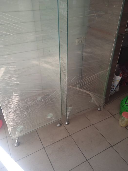 В продаже стеклянные витрины с полками.