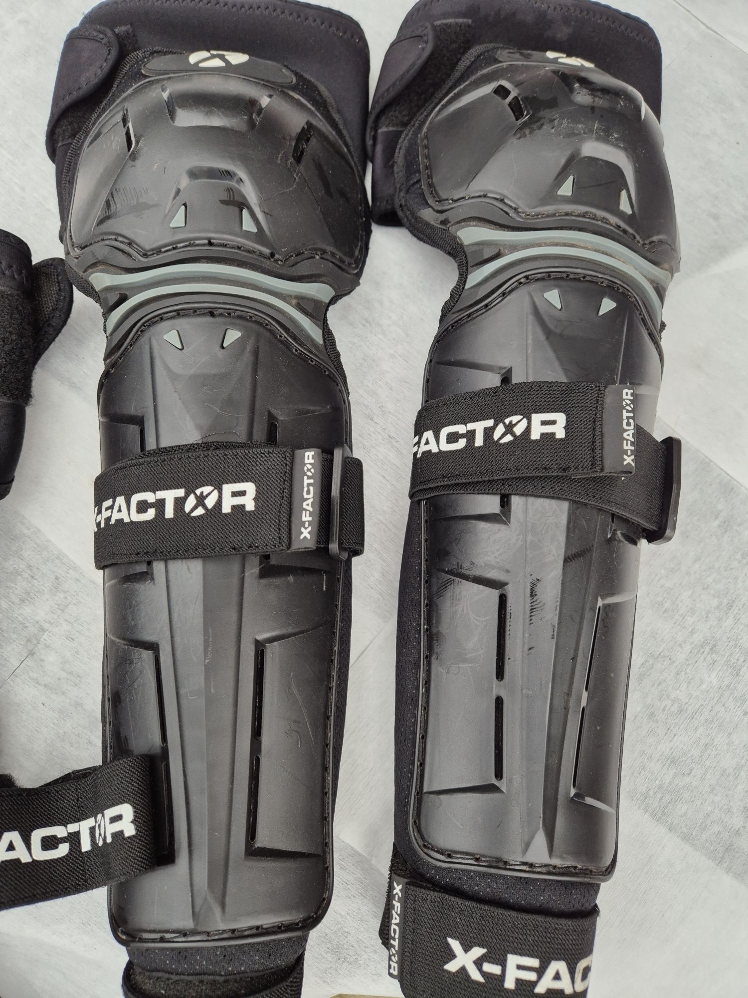 Ochraniacze X-factor nakolannik kask kolana  motor cross zbroja