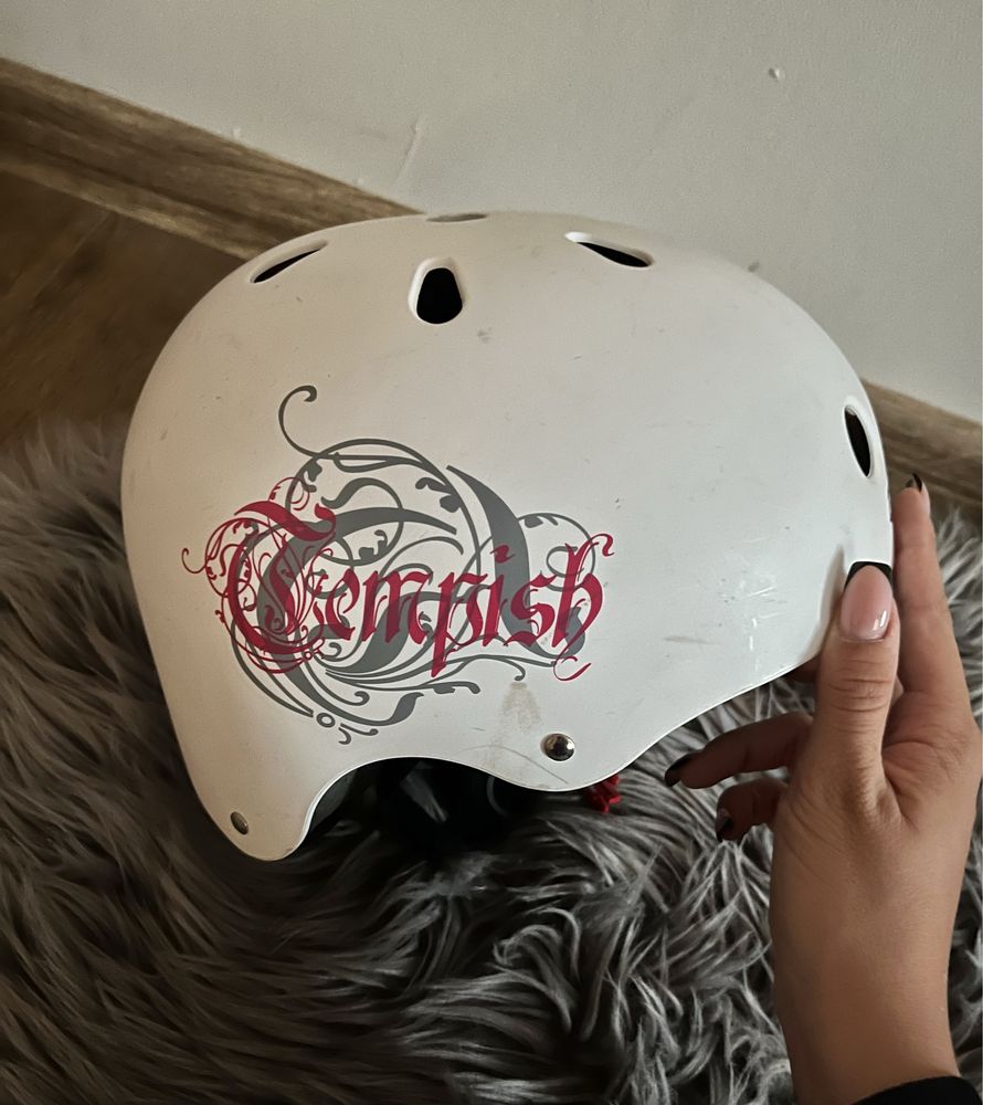 Kask biało różowy ochronny na rolki rowerowy
