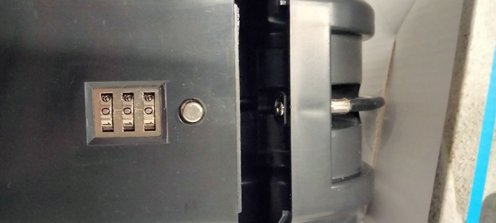 Sprzedam mini sejf z zamkiem szyfrowym.