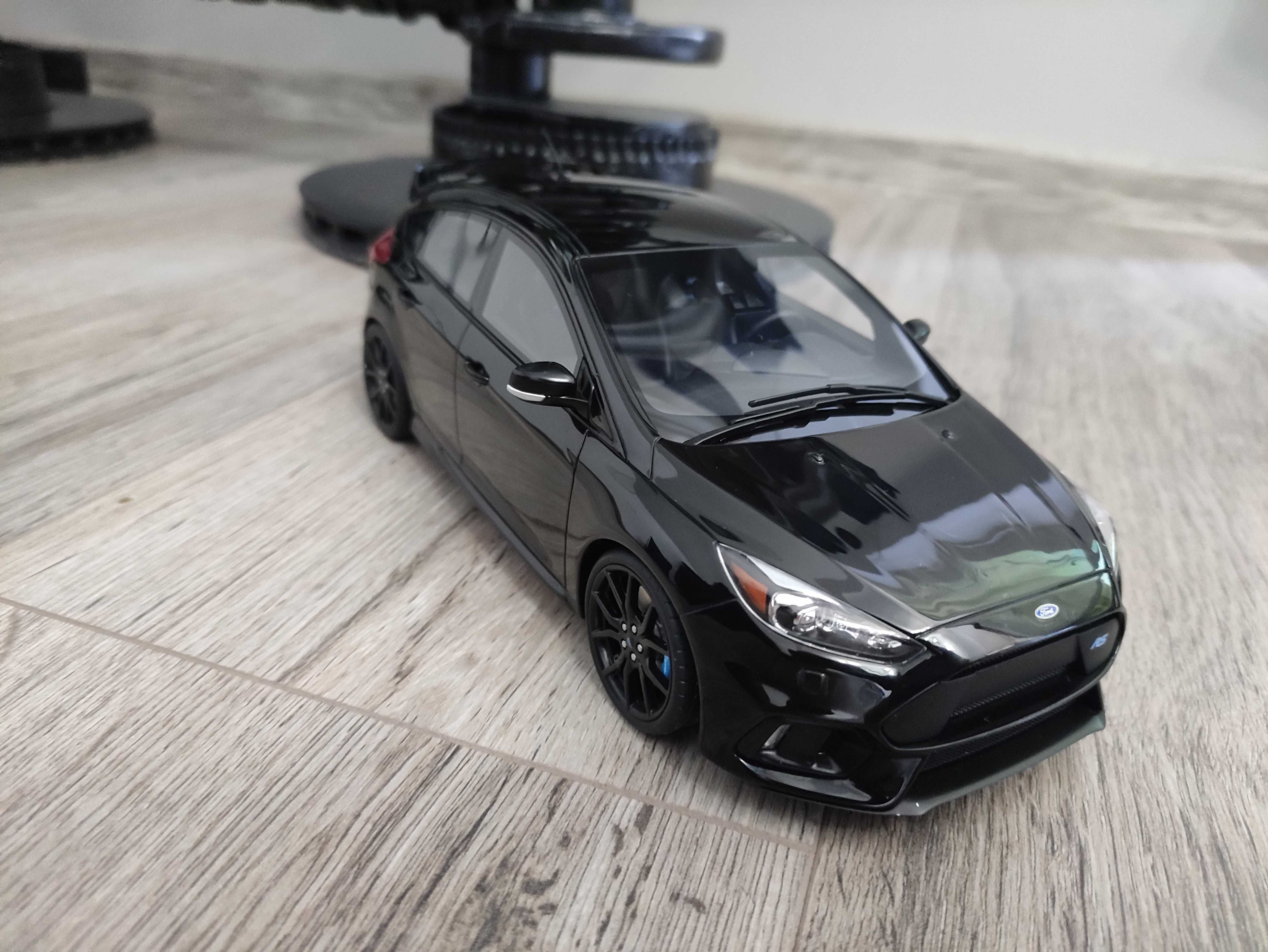 Ford Focus RS Mk3 model 1/18 kolekcjonerski OTTO OT950 Nowy