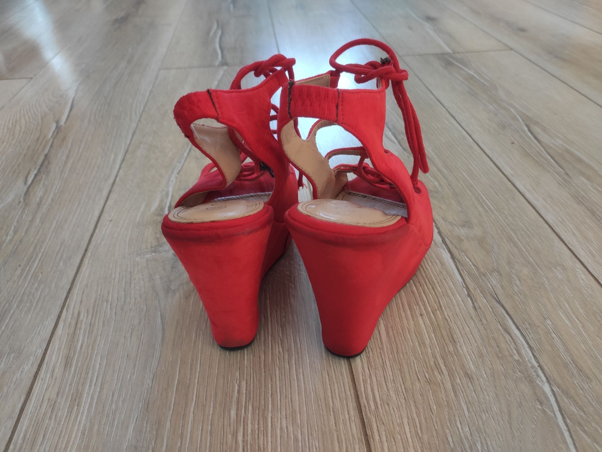 Czerwone sandały na koturnie 36