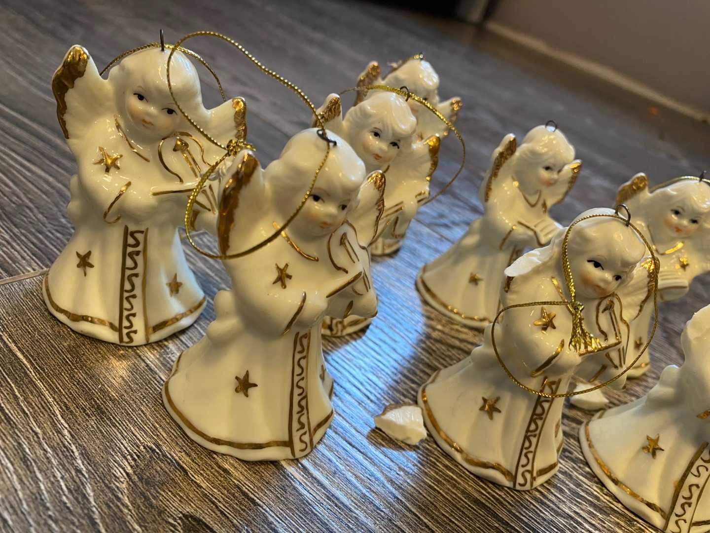 Zestaw 8 aniołków dzwoneczków z porcelany na choinkę