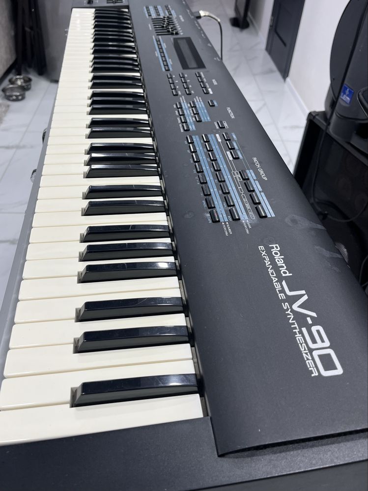 Roland JV-90 / Топовая модель 76-Key / редкий синтезатор + кейс