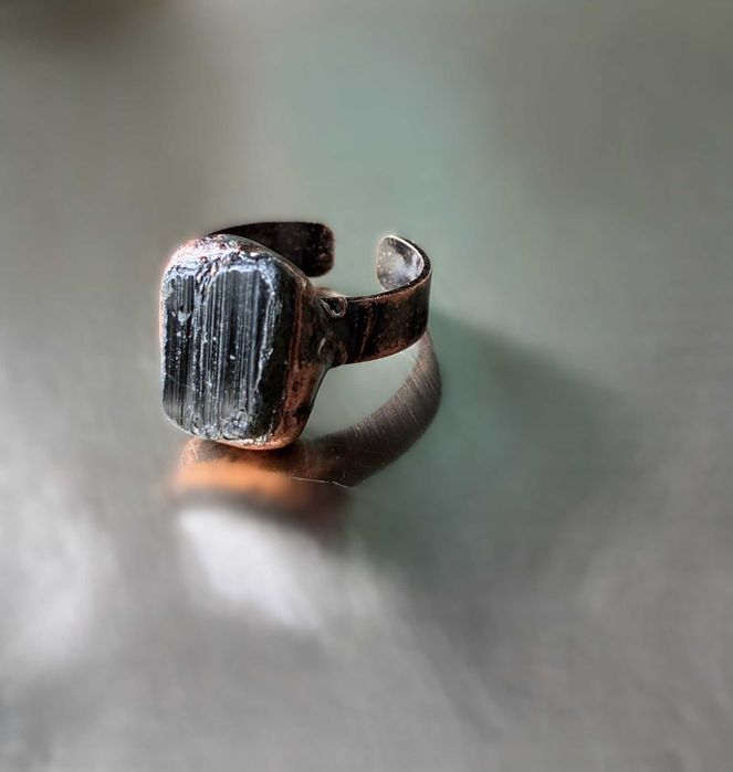 Czarny turmalin pierścionek regulowany – w miedzianej oprawie