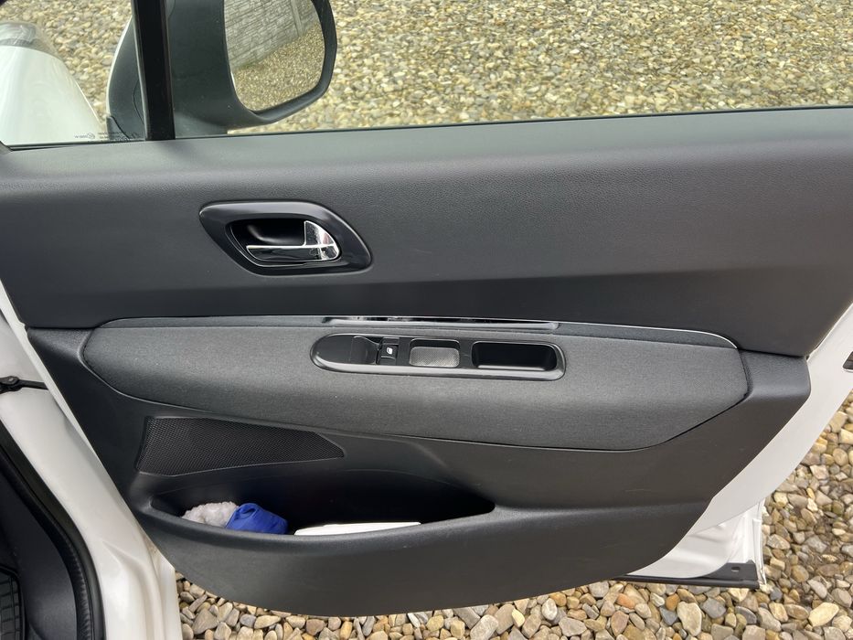 Сімейна машина в дуже гарному стані за всіма деталями телефонуйте