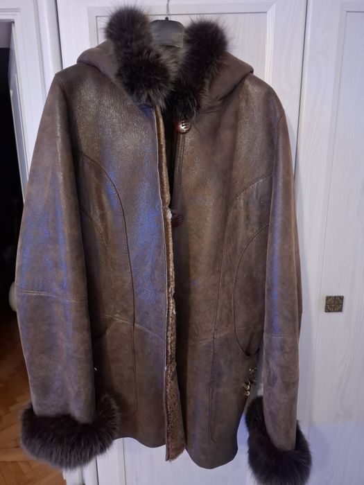 Kozuszek że skóry naturalnej