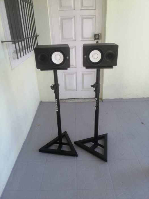 Monitores de Áudio Yamaha HS5 + Suportes de Chão