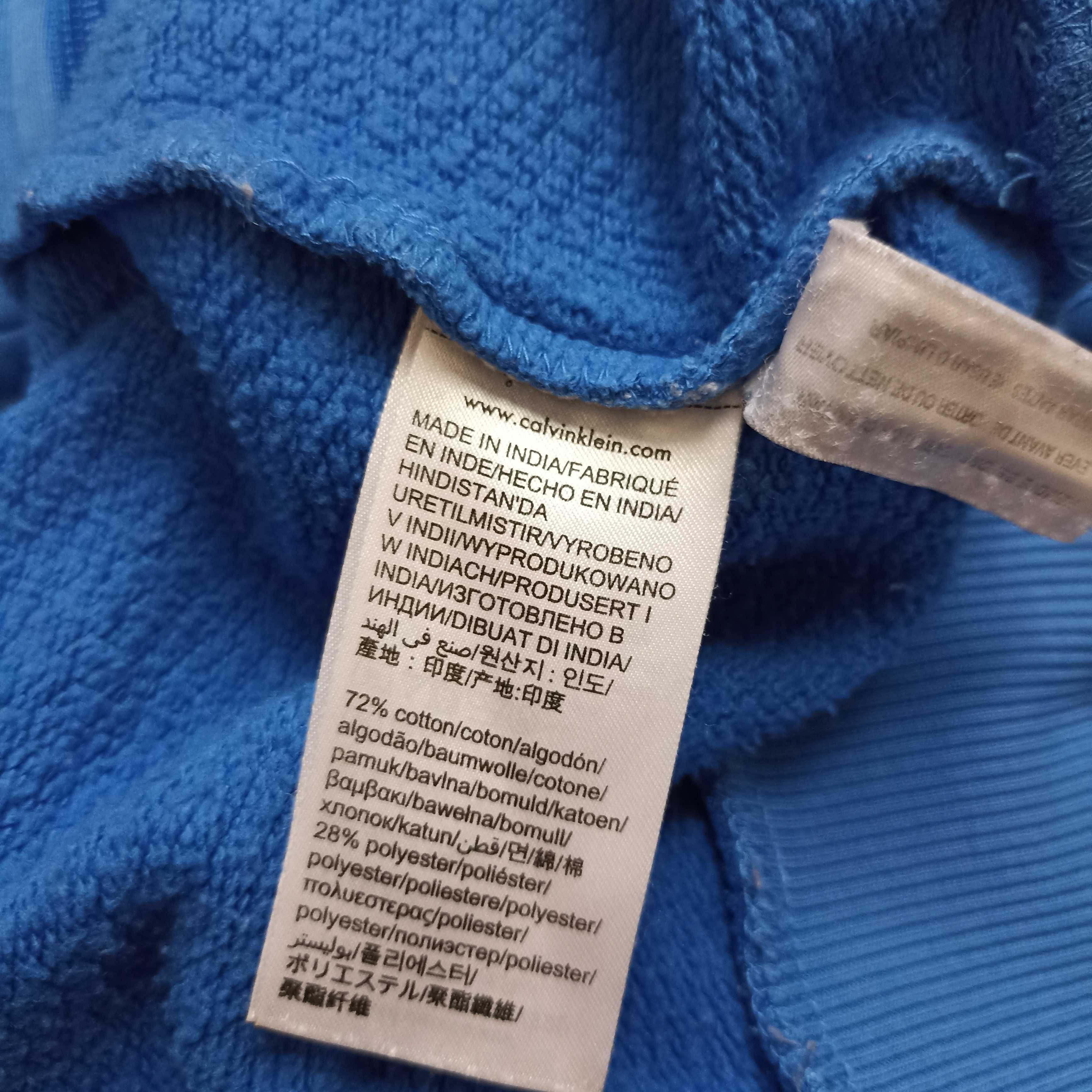 Calvin Klein niebieska bluza z napisami na rękawie XXL