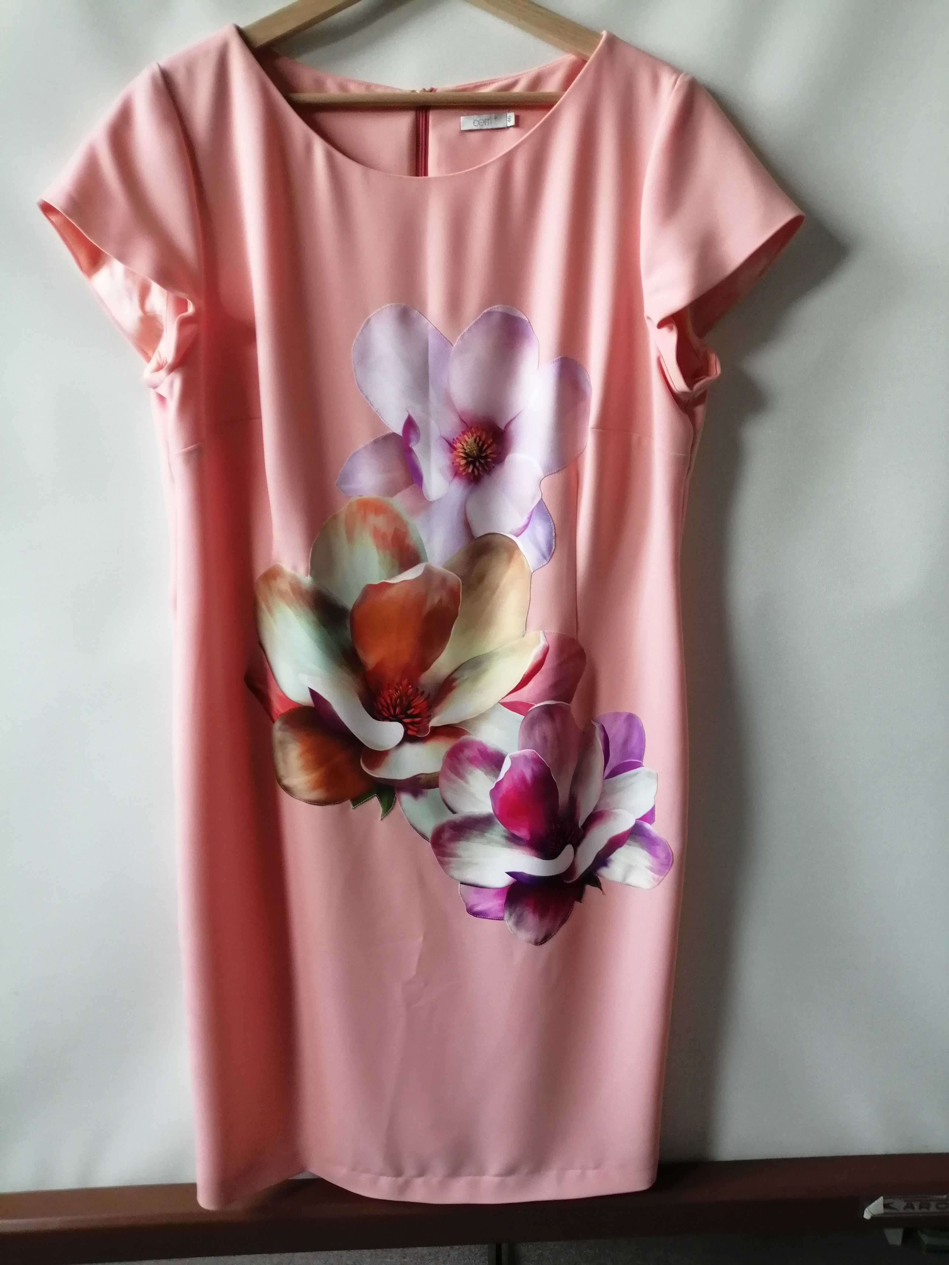 Sukienka z krótkim rękawem w kolorze morelowym z  kwiatami magnolii.