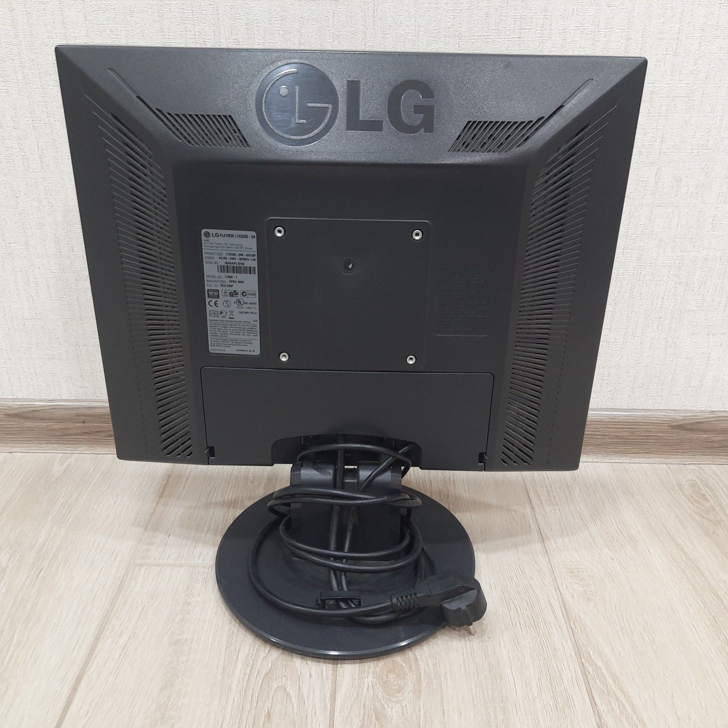 Монитор LG 19 дюймов  vga