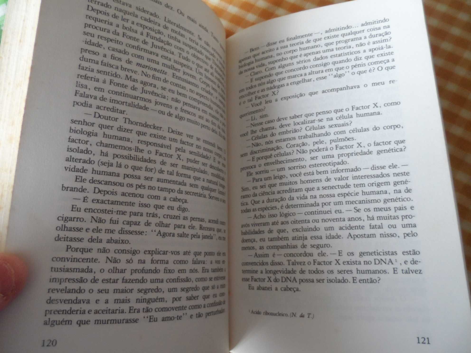 Três livros de Lawrence Sanders  -  Usados, em bom estado