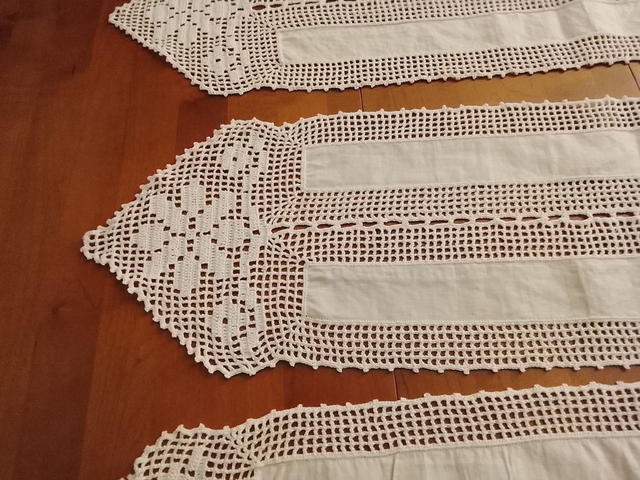 Conjunto de três naperons em crochê e linho feitos á mão