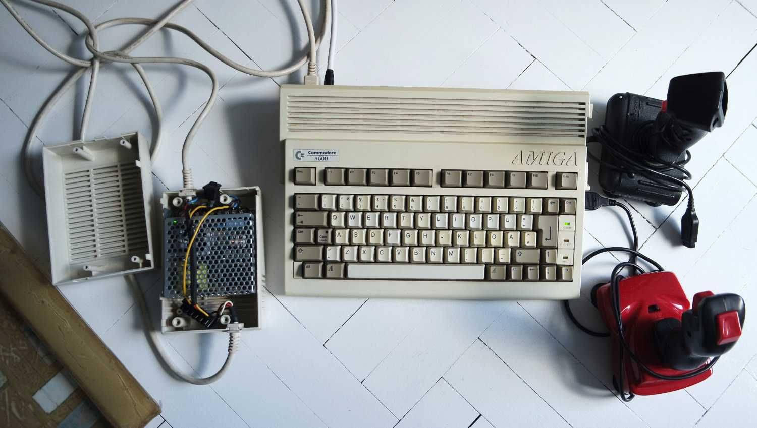 Amiga 600 commodore komputer stary do gier Pang