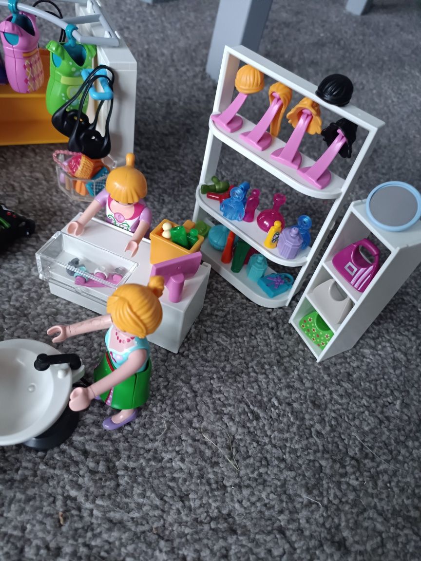 Zestaw Playmobil salon fryzjerski i garderoba.
