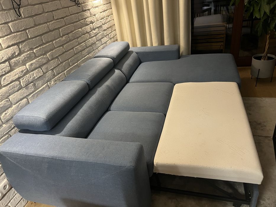 Piękna i nowoczesna sofa z szezlongiem i funkcją spania