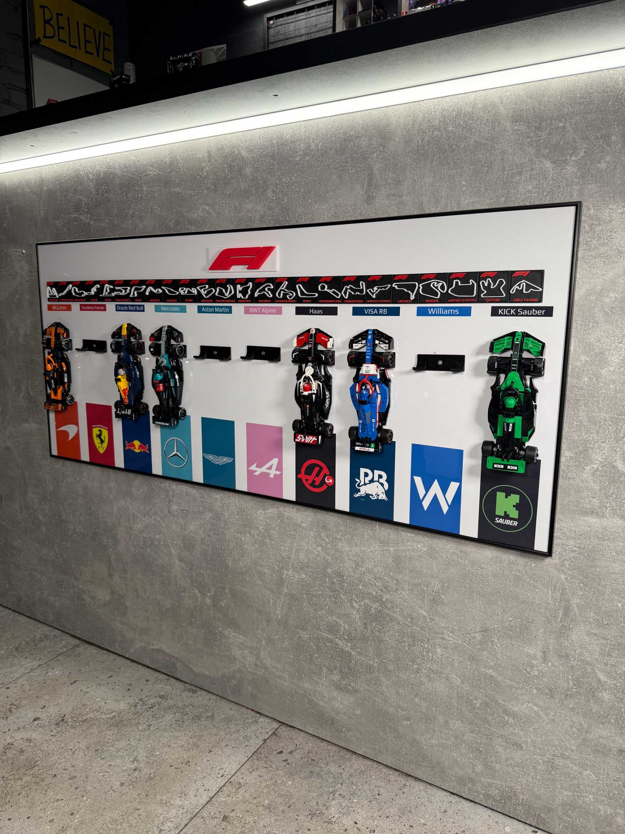 Великий Тримач для LEGO Speed Champions F1 + Об’ємні 3D Таблички GP