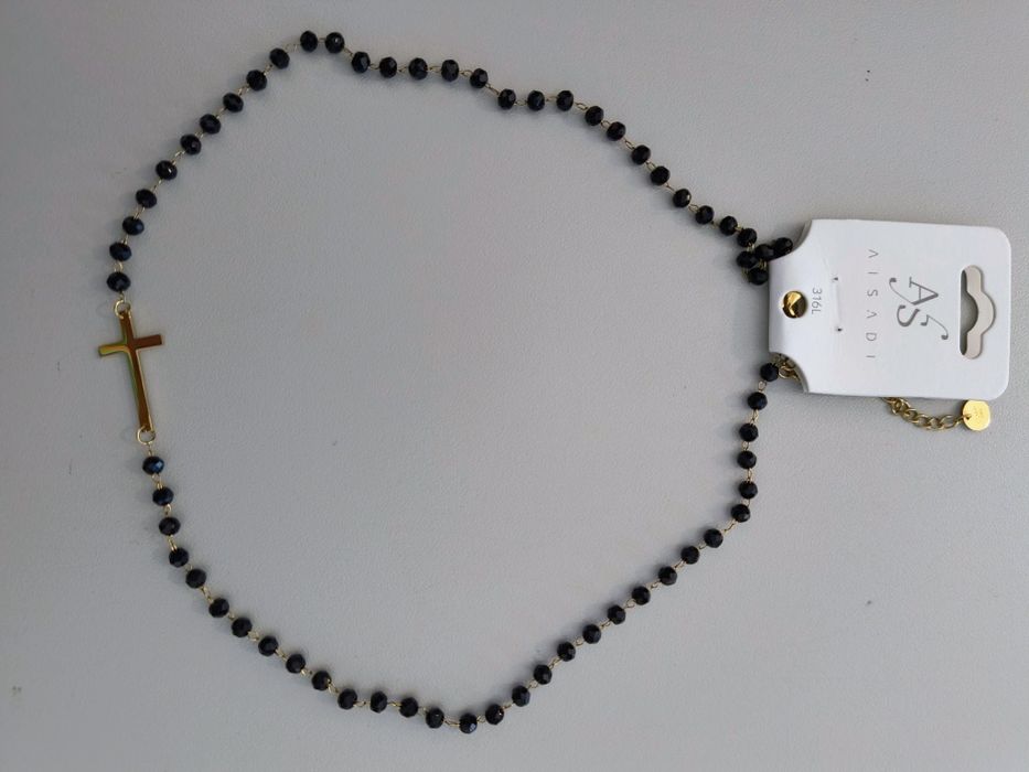 Celebrytka ze złotym krzyżkiem i czarnymi koralikami Aisadi